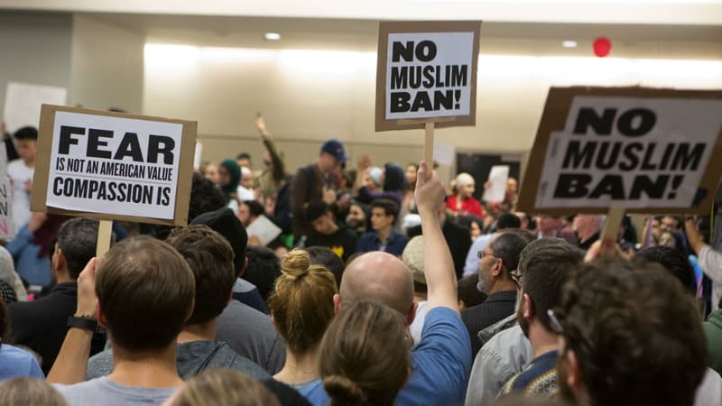 Une manifestation pour dénoncer le décret anti-immigration de Donald Trump le 28 janvier 2017 à l'aéroport de Dallas, au Texas