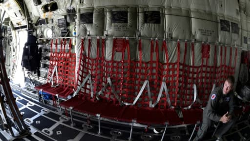 Garrett Black, météorologue de l'armée américaine, dans son son avion "chasseur d'ouragans" WC-130 à Miami le 12 mai 2017 Garrett Black, météorologue de l'armée américaine, dans son son avion "chasseur d'ouragans" WC-130 à Miami le 12 mai 2017