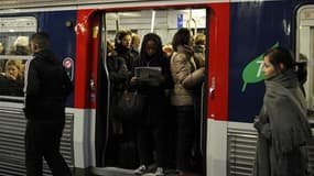 Le trafic était toujours perturbé mardi, surtout dans le sud-est de la France, au septième jour de grève à la SNCF pour l'emploi et les salaires à l'appel de Sud-Rail et de la CGT. /Photo prise le 3 février 2010/REUTERS/Benoît Tessier