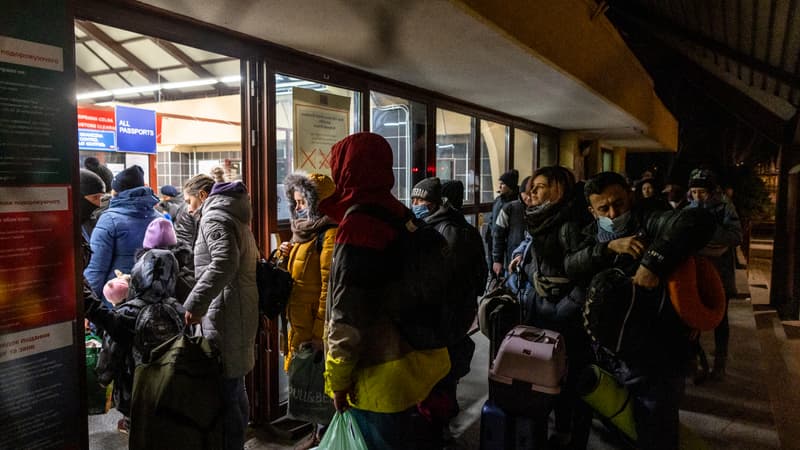 Des civils ukrainiens arrivent à la frontière polonaise.