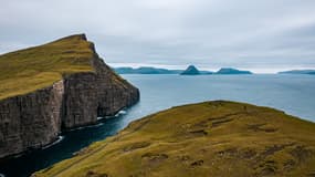 Une vue aérienne prise le 12 octobre 2021 près de Sandavagur sur l'île de Vagar, dans les îles Féroé, montre le Tralanipan (falaise des esclaves) et l'océan.