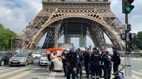 Une opération de police pour lutter contre les infractions et les escroqueries, le 26 avril 2022, au pied de la tour Eiffel.