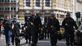 Des policiers armés patrouillent près de London Bridge, le 4 juin 2017. 
