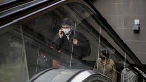 Un homme masqué dans les rues de Santiago le 6 juillet 2020.