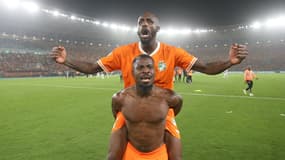 Seko Fofana sur les épaules de Sierge Aurier, célèbre la qualification avec ses supporters