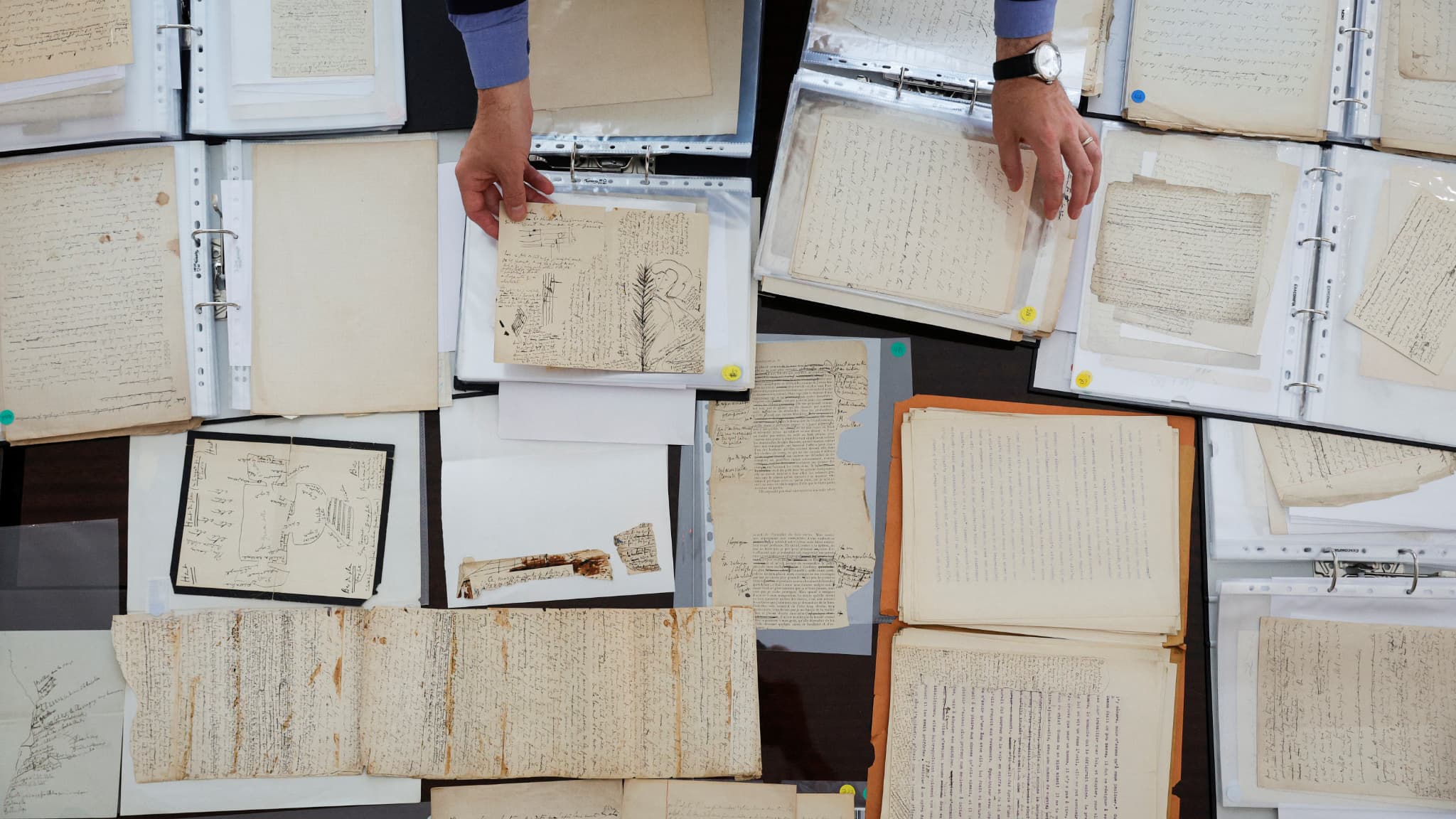 Un membre du personnel présente une collection de manuscrits inédits de l'écrivain Marcel Proust, lors d'un événement organisé par la Bibliothèque nationale de France (BnF) et la maison de ventes aux enchères Sotheby's, chez Sotheby's à Paris, le 17 septembre 2025.