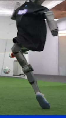 Un robot chinois frappe tellement fort dans un ballon qu'il en perce le mur