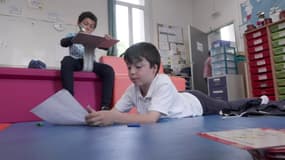 Assis, debout et même couché: une école de Marseille teste la classe dite "flexible"