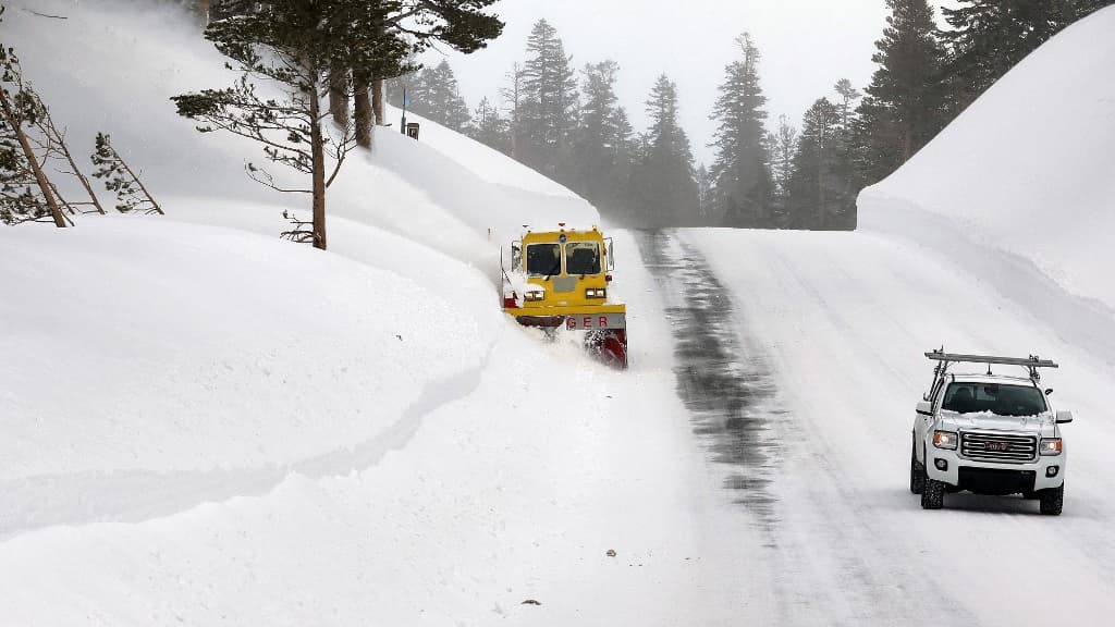 Une route enneigée en Californie, mars 2023 Une route enneigée en Californie, mars 2023