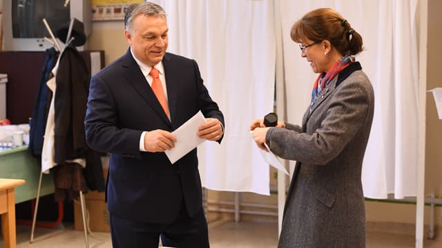 Le Premier ministre hongrois Vikotr Orban et sa femme Aniko Levai, à un bureau de vote de Budapest le 8 avril 2018.