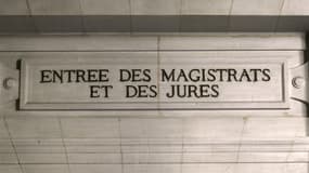 Photo prise le 17 octobre 2011 au Palais de justice de Paris d'un fronton indiquant l'entrée de la cour d'assises pour les magistrats et les jurés