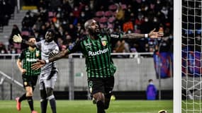 La joie du milieu de terrain ivoirien de Lens, Seko Fofana, après avoir marqué contre Clermont, lors de la 16e journée de Ligue 1, le 1er décembre 2021 au Stade Gabriel-Montpied