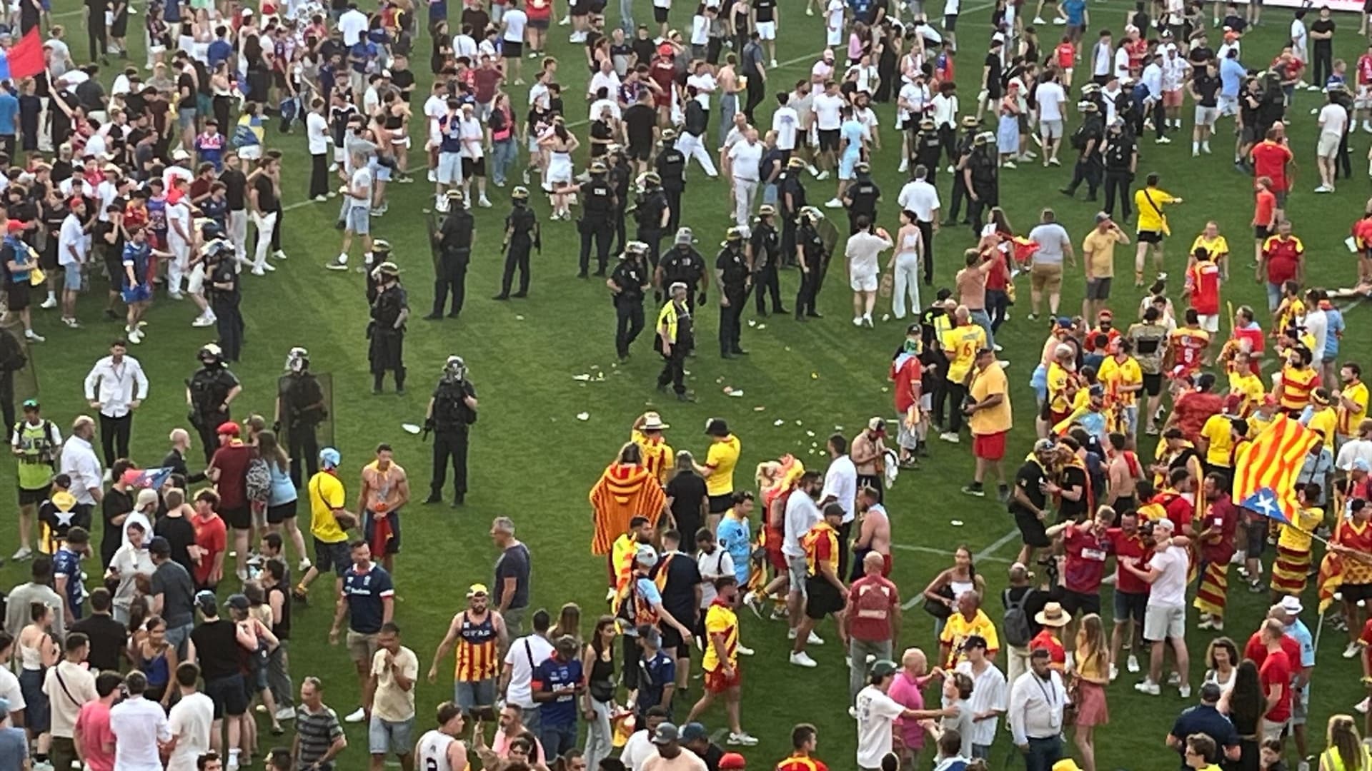 Barrage Top 14 Grenoble-Perpignan - Des bagarres ont éclaté sur la pelouse entre supporters Barrage Top 14 Grenoble-Perpignan - Des bagarres ont éclaté sur la pelouse entre supporters