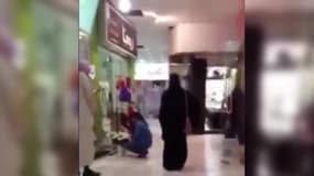 Arabie: la police religieuse réprimande une femme non gantée