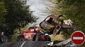 Une carcasse de voiture est déplacée sur la "route des chicanes" de la ZAD de Notre-Dame-des-Landes, le 22 janvier 2018.