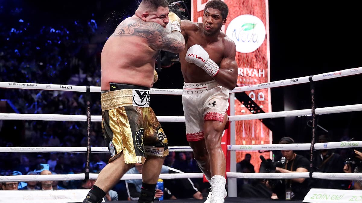 Anthony Joshua (à droite) dominateur lors du "rematch" contre Andy Ruiz Jr
