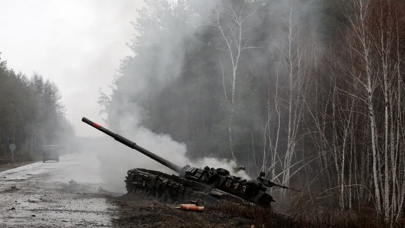 Un tank russe détruit dans la région de Lougansk, en Ukraine le 26 février 2022 