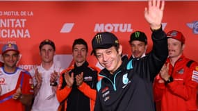 Le pilote italien Valentino Rossi (Yamaha), applaudi par ses pairs, après avoir donné sa dernière conférence de presse, le 11 novembre 2021 à Valence avant de prendre sa retraite après le Grand Prix de Valence, le 13 novembre
