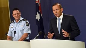 Le Premier ministre australien Tony Abbott (d) et le chef de la police Michael Phelan (g) lors d'une conférence de presse à Sydney le 18 avril 2015