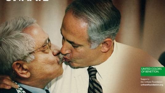 Le premier ministre israélien Benyamin Nétanyahou (à droite) embrasse le président de l'Autorité palestinienne Mahmoud Abbas.