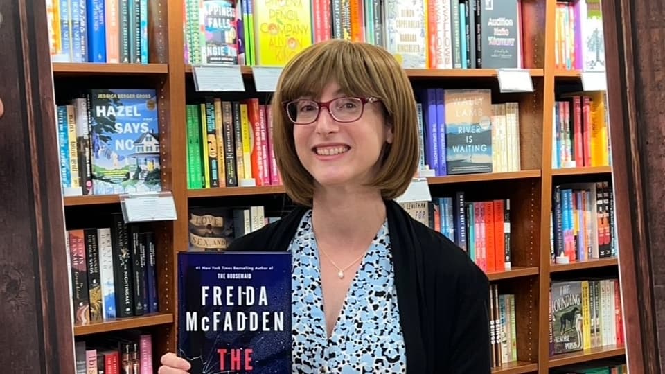 FREIDA MCFADDEN, LA NEUROCHIRURGIENNE QUI CAPTIVE LE MONDE ENTIER AVEC SES THRILLERS