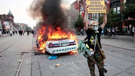 Plusieurs voitures de police ont été incendiées et des vitrines brisées dans le centre de Toronto, en marge d'une manifestation contre la tenue du G20. La manifestation regroupant plusieurs milliers de personnes avait débuté dans le calme, avant que des i