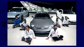 Les militants collés devant les véhicules de la marque Porsche 