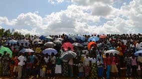 Une foule regarde le passage de la Flamme du Souvenir, le 3 avril, à Kigali.