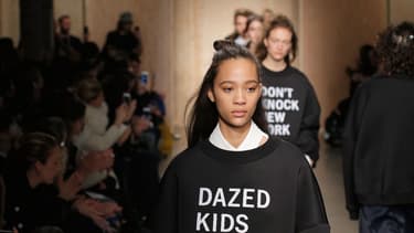 Défilé de présentation de la collection d'automne 2016 de DKNY, marque issue de Donna Karan International.