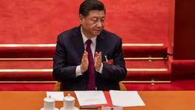 Le président chinois Xi Jinping applaudit après un vote législatif qui change le système électoral à Hong Kong, à Pékin, le 11 mars 2021
