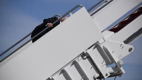 Joe Biden trébuchant dans l'escalier.