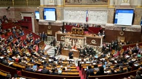 Le Premier ministre Michel Barnier (c) lors d'une session de questions au gouvernement à l'Assemblée nationale, le 26 novembre 2024 à Paris