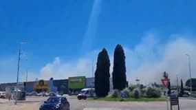 L'incendie s'est déclaré dans une zone commerciale et a déjà parcouru une dizaine d'hectares de végétation.