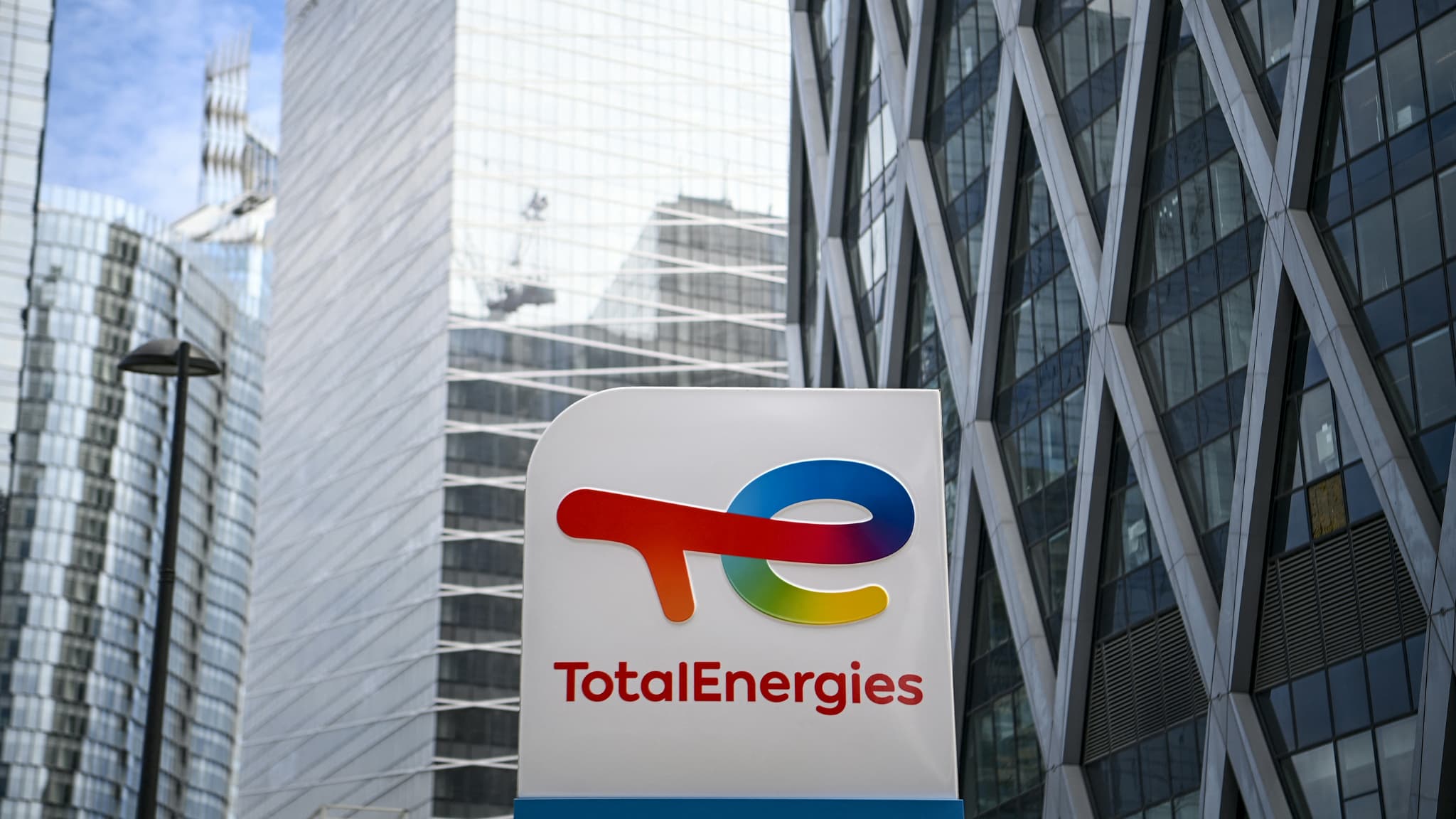 TotalEnergies tient son assemblée générale des 100 ans sous le feu des ...