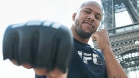 Ciryl Gane prend la pose devant la Tour Eiffel avant l'UFC Paris, première de l'UFC en France le 3 septembre 2022
