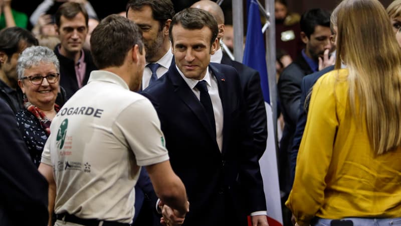 Emmanuel Macron arrive à Gréoux-les-Bains (PACA) pour participer à son dixième grand débat, ce 7 mars