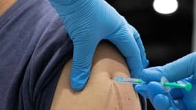 Un homme se fait vacciner contre le Covid-19 le 3 août 2021 à Ludwigsburg, dans le sud de l'Allemagne