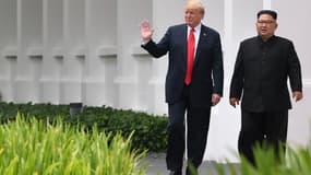 Donald Trump et Kim Jong-un se promènent après plusieurs réunions lors du sommet de Singapour, le 12 juin 2018. 