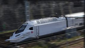 Une rame d'essai du futur TGV M en circulation sur une voie ferrée près de la gare de Lyon, à Paris, le 6 octobre 2023
