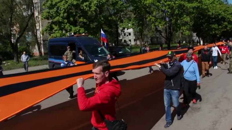 9-Mai: les séparatistes prorusses ont défilé à Marioupol, ville ravagée par la guerre en Ukraine