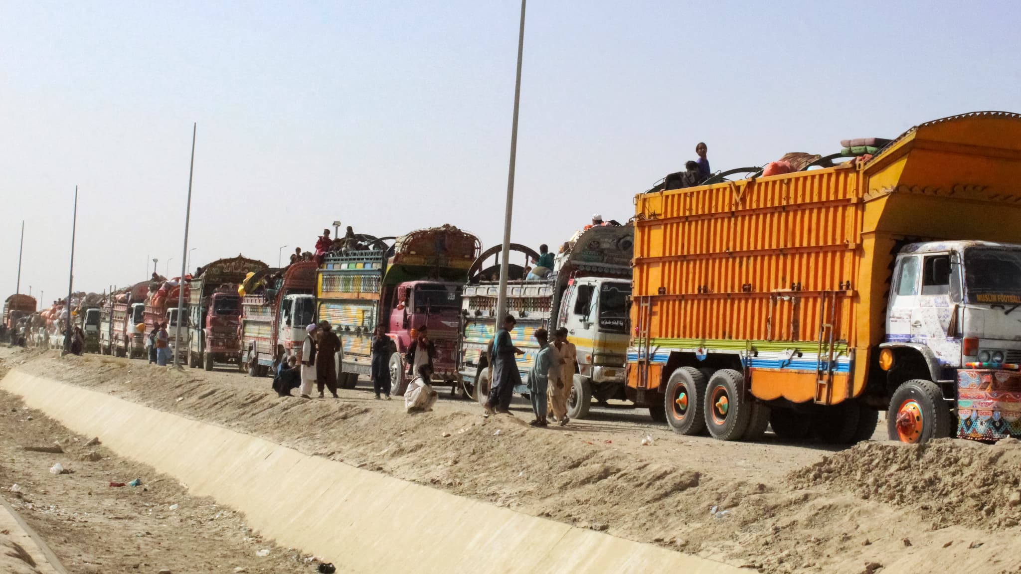 Des réfugiés afghans arrivent dans des camions pour être expulsés vers l'Afghanistan, à la frontière entre le Pakistan et l'Afghanistan, à Chaman, le 2 novembre 2023. Plus de 165 000 Afghans ont fui le Pakistan au cours du mois qui s'est écoulé depuis que le gouvernement pakistanais a ordonné à 1,7 million de personnes de quitter le pays sous peine d'être arrêtées et expulsées, ont indiqué des responsables le 2 novembre.