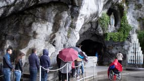 L'entrée de la grotte de Lourdes où serait apparue la Vierge à Bernadette Soubirous, selon la tradition catholique.