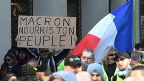 (Image d'illustration) Pancarte "Macron nourris ton peuple", lors d'une manifestation des gilets jaunes à Marseille, le 8 décembre 2018.
