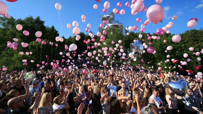 Des milliers de ballons sont lâchés dans le ciel pendant une veillée en hommage aux victimes de l'attaque du 22 mai, le 26 mai 2017 à Manchester.
