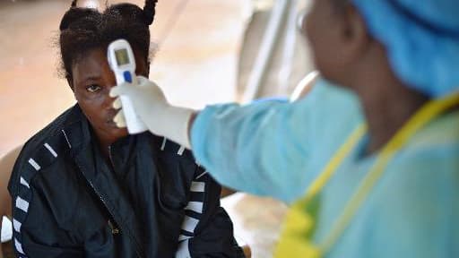 (PHOTO D'ILLUSTRATION). Une jeune fille suspectée d'avoir contracté le virus Ebola se fait prendre la température, le 16 août 2014 à Kenema, au Sierra Leone 