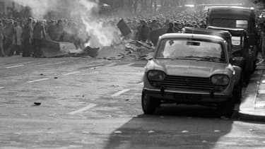 Une barricade en feu dans le quartier latin de Paris, en mai 1968