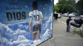 La fresque sur un mur du cimetière de Bella Vista, à Buenos Aires, où repose Diego Maradona, le jour du 1er anniversaire de sa mort, le 25 novembre 2021