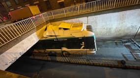 Un bus RATP a été volé puis retrouvé encastré sous un tunnel en Seine-Saint-Denis, le 27 décembre 2022.
