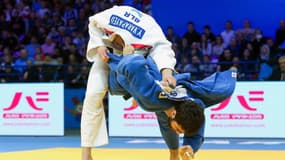 Yahor Varapayeu (kimono blanc) sera présent aux Mondiaux de judo 2025