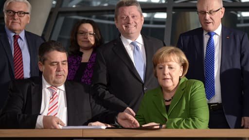 Angela Merkel aux côtés de Sigmar Gabriel, le chef du SPD, à la signature du projet de coalition le 27 novembre à Berlin.